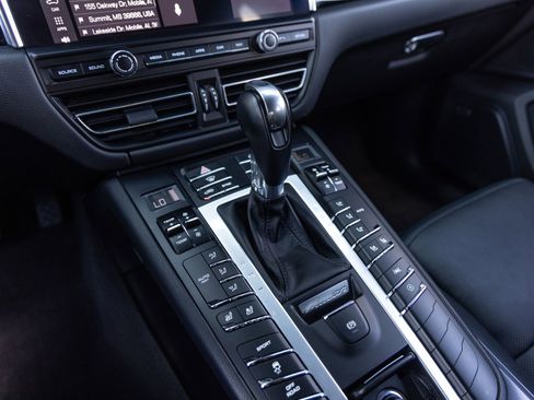 Certified 2020 Porsche Macan image 16
