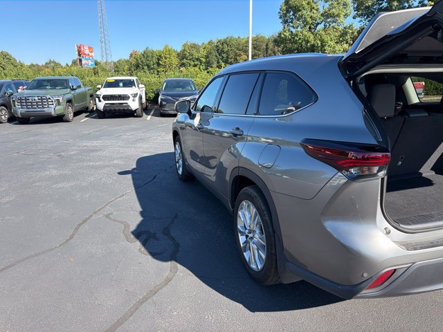 Used 2026 Toyota Highlander Limited AWD/4WD image 9