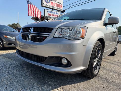 Used 2017 Dodge Grand Caravan SXT w/ Driver Convenience Group FWD image 7