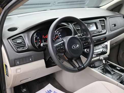 Used 2018 Kia Sedona L FWD image 17
