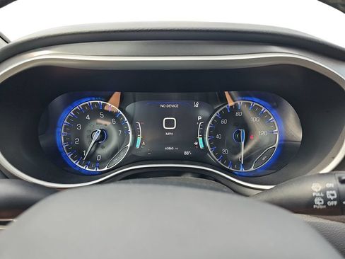 Used 2024 Chrysler Pacifica Touring-L FWD image 19