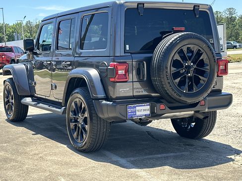Used 2025 Jeep Wrangler Unlimited Sahara AWD/4WD image 8