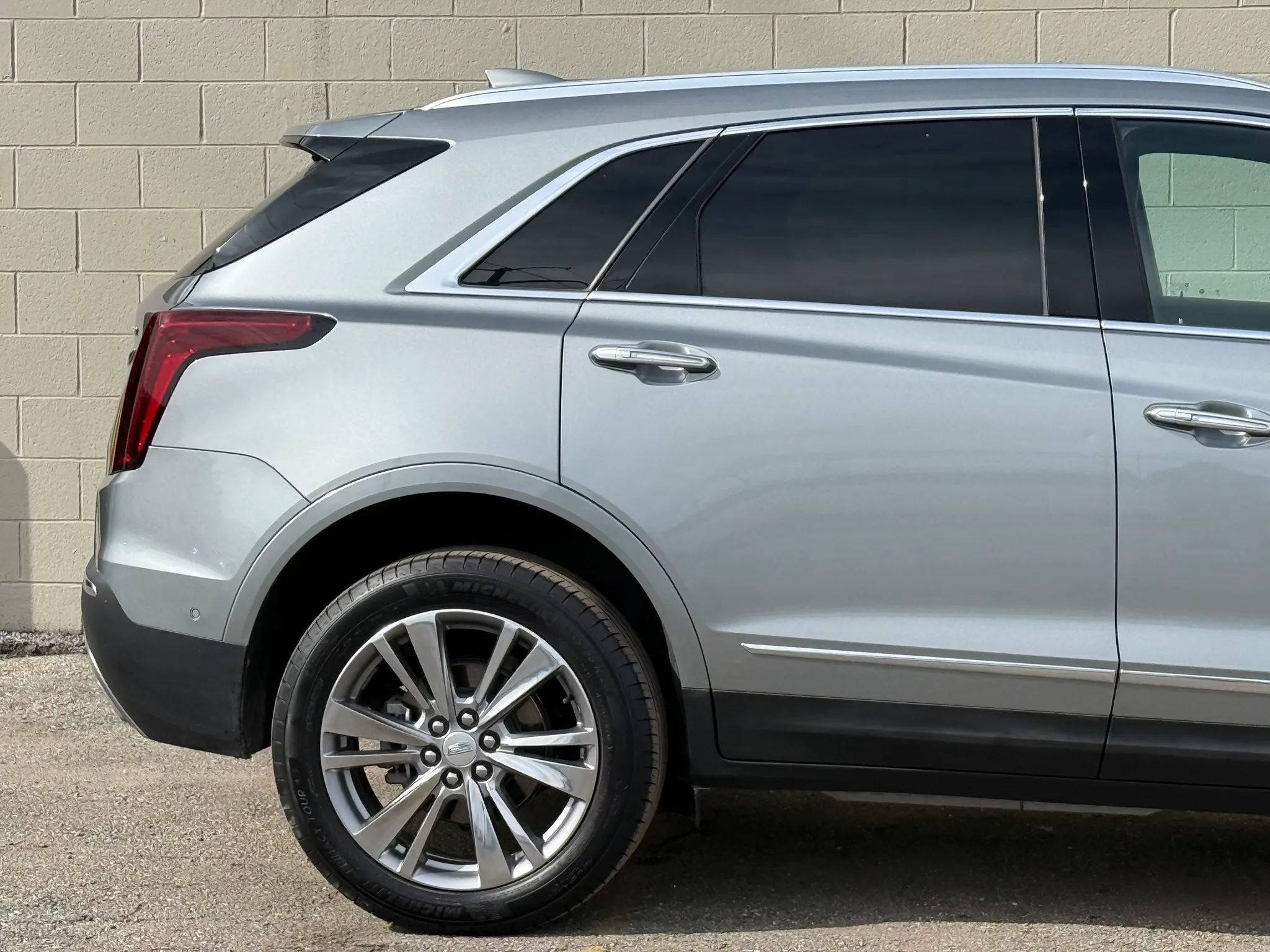 Used 2023 Cadillac XT5 Premium Luxury w/ Technology Package AWD/4WD image 12