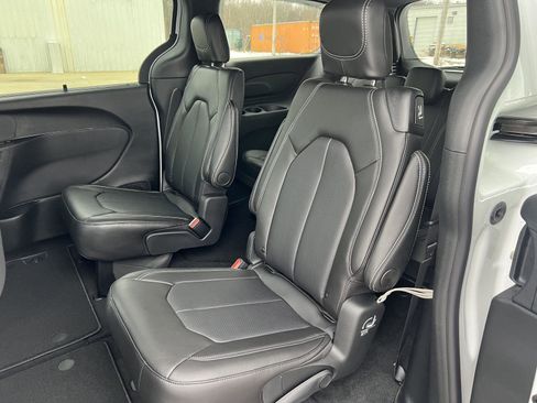 New 2026 Chrysler Pacifica Select w/ S Appearance Package image 25