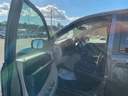 Used 2019 Dodge Grand Caravan SE w/ UConnect Hands-Free Group image 12