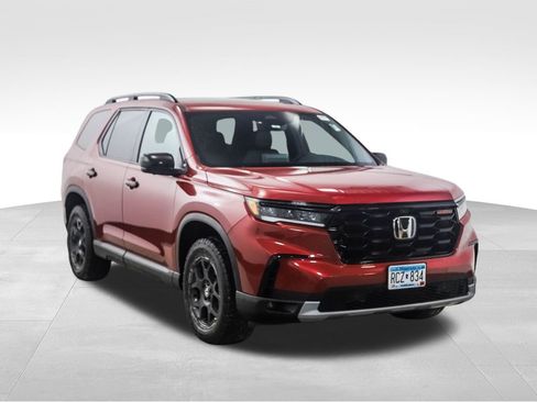 Used 2025 Honda Pilot TrailSport image 7