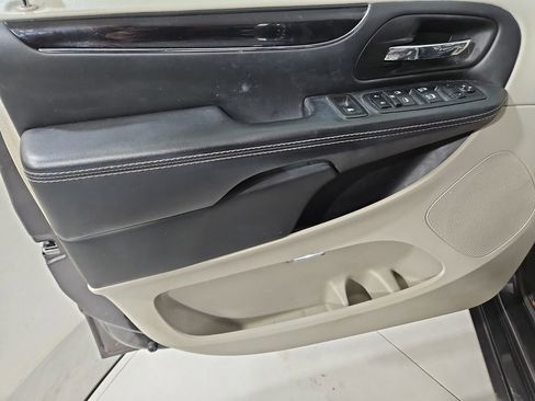 Used 2018 Dodge Grand Caravan SXT image 11