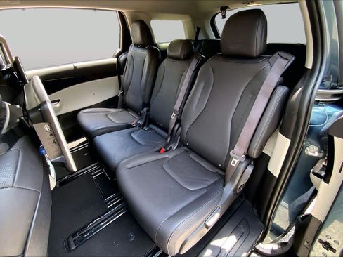 Used 2024 Kia Carnival EX FWD image 21