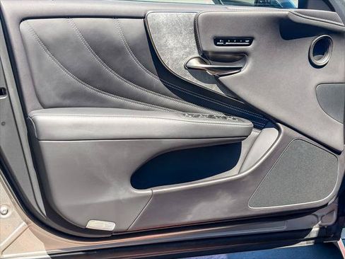 Certified 2025 Lexus LS 500 AWD w/ Luxury Package image 19
