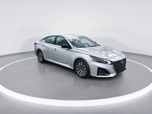 Used 2024 Nissan Altima 2.5 SV image 2