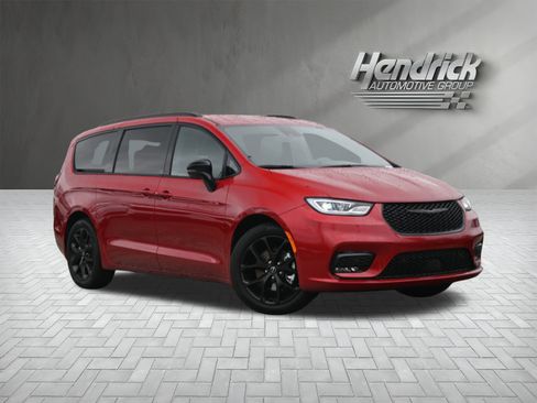 New 2026 Chrysler Pacifica Select image 2