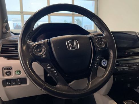 Used 2017 Honda Pilot Touring image 14