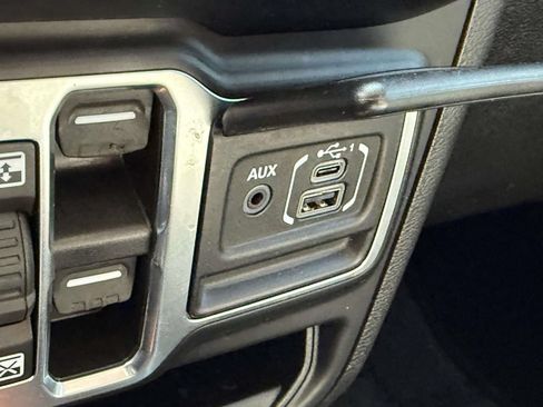 Used 2022 Jeep Wrangler Unlimited Sahara w/ Cold Weather Group AWD/4WD image 31