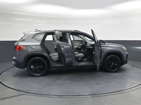 Used 2023 Volkswagen Taos SE w/ Panoramic Sunroof Package AWD/4WD image 40