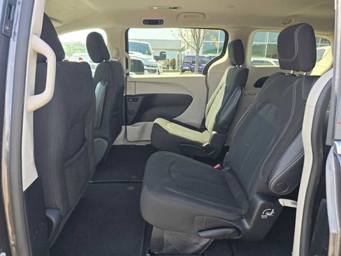 Used 2022 Chrysler Voyager LX FWD image 16