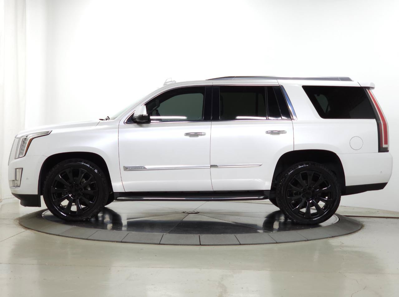 Used 2017 Cadillac Escalade Luxury AWD/4WD image 3
