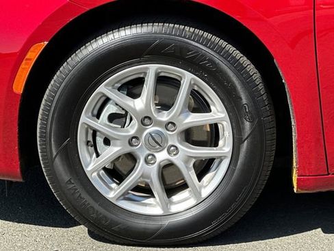 Used 2025 Chrysler Pacifica Select image 29