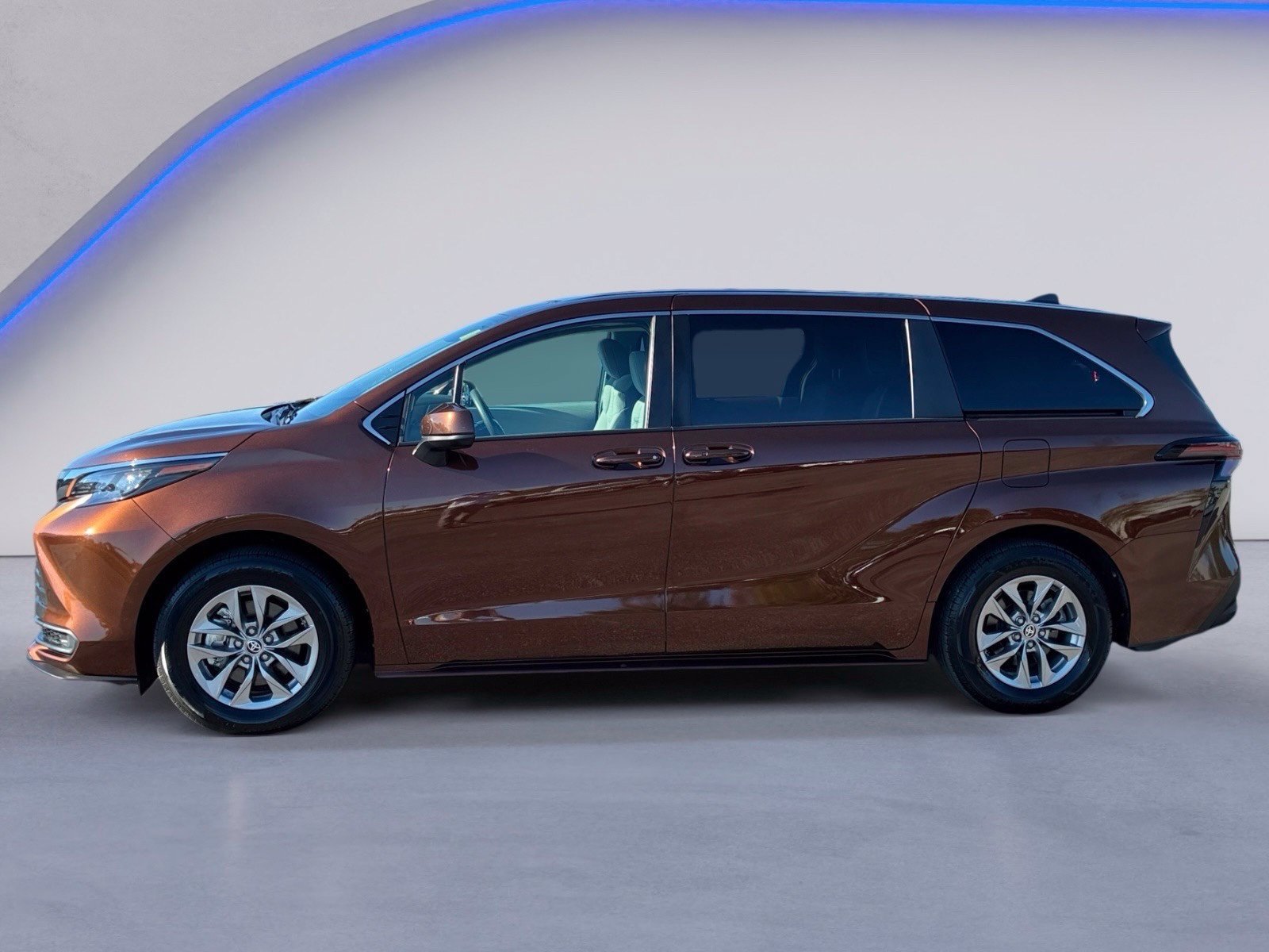 Used 2024 Toyota Sienna LE FWD image 8