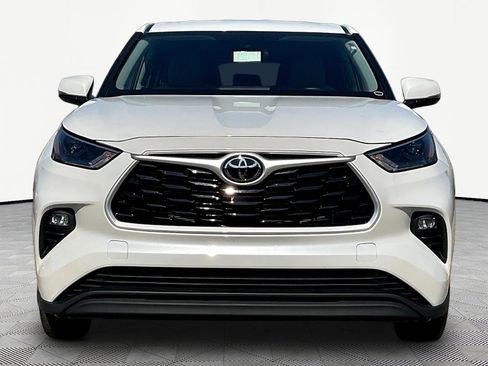 Used 2023 Toyota Highlander LE FWD image 2