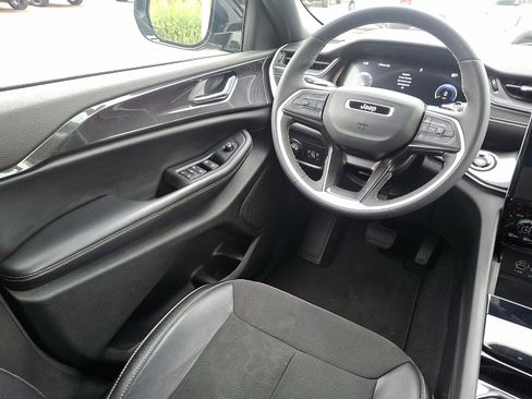 Used 2023 Jeep Grand Cherokee L Laredo image 14