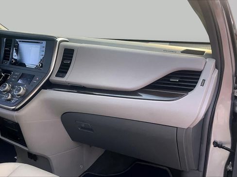 Used 2018 Toyota Sienna XLE Premium FWD image 17