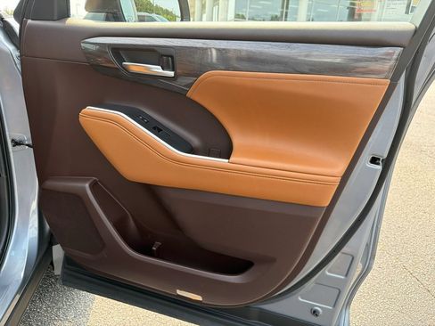 Used 2020 Toyota Highlander Platinum FWD image 14