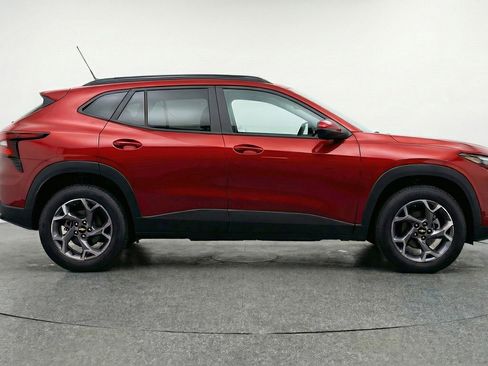 Used 2025 Chevrolet Trax LT FWD image 8
