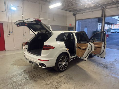 Used 2015 Porsche Cayenne Diesel AWD/4WD image 12