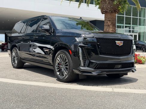 Used 2023 Cadillac Escalade ESV V AWD/4WD image 10