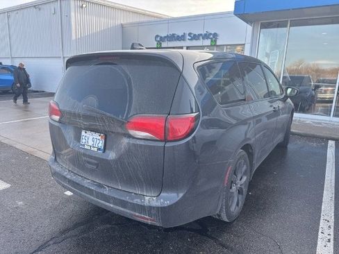 Used 2020 Chrysler Pacifica Touring w/ S Appearance Package image 4