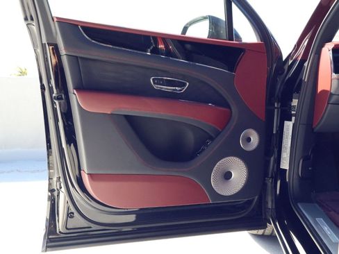 Used 2025 Bentley Bentayga image 15