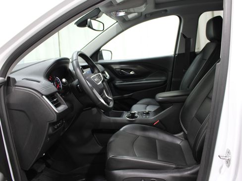 Used 2024 GMC Terrain SLT w/ Infotainment Package II image 3