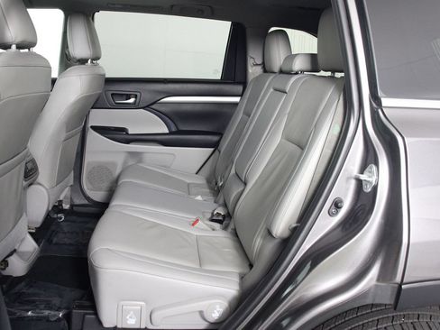 Used 2019 Toyota Highlander XLE AWD/4WD image 32