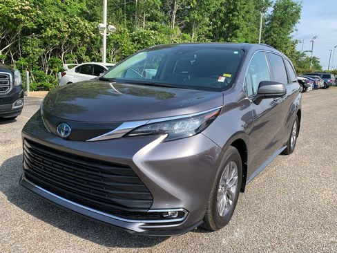Used 2024 Toyota Sienna XLE FWD image 4