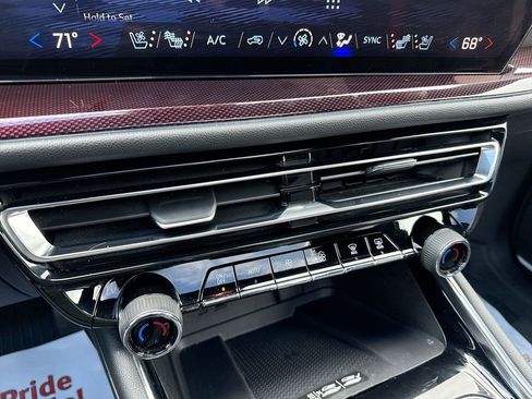 Used 2024 Chevrolet Traverse RS image 19