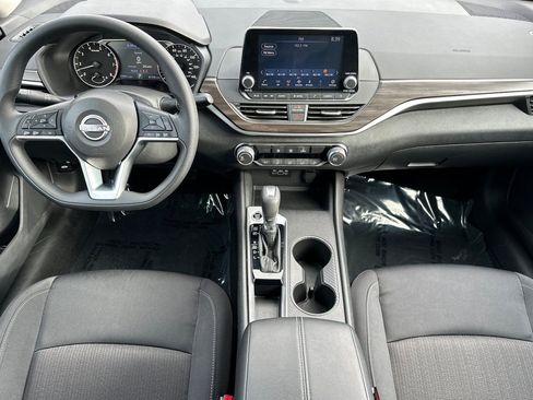 Used 2025 Nissan Altima 2.5 SV FWD image 14