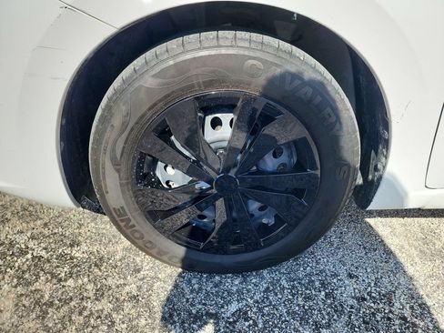 Used 2022 Nissan Versa S FWD image 13