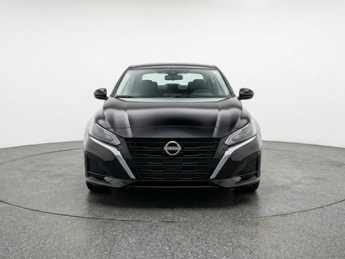 Used 2025 Nissan Altima 2.5 SV FWD image 2