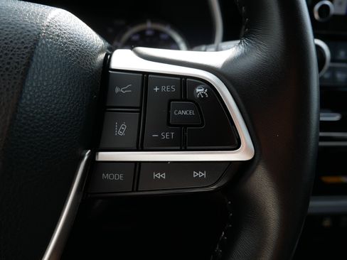 Used 2023 Toyota Highlander XLE AWD/4WD image 29