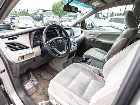 Used 2017 Toyota Sienna LE FWD image 18