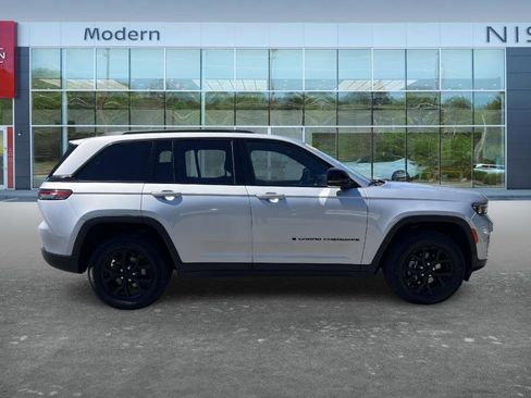 Used 2024 Jeep Grand Cherokee Altitude AWD/4WD image 4