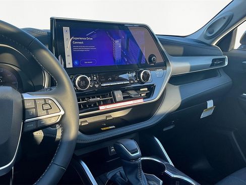 Used 2025 Toyota Highlander Platinum image 6