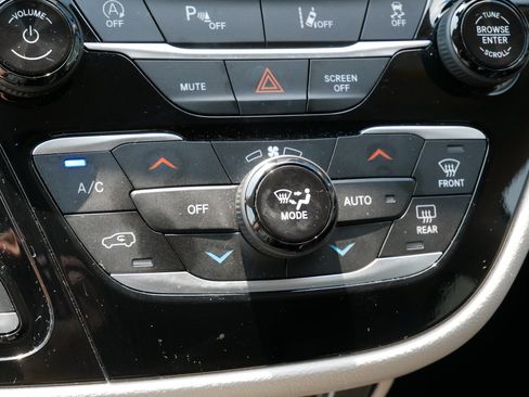 Used 2023 Chrysler Pacifica Touring-L FWD image 19