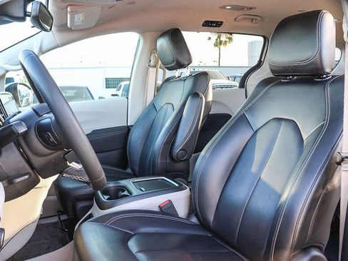 Used 2023 Chrysler Pacifica Touring-L AWD/4WD image 18