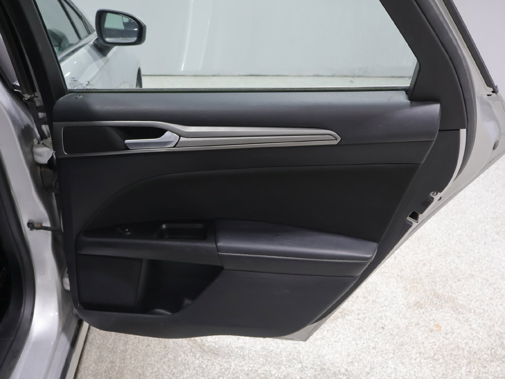 Used 2017 Ford Fusion SE FWD image 25