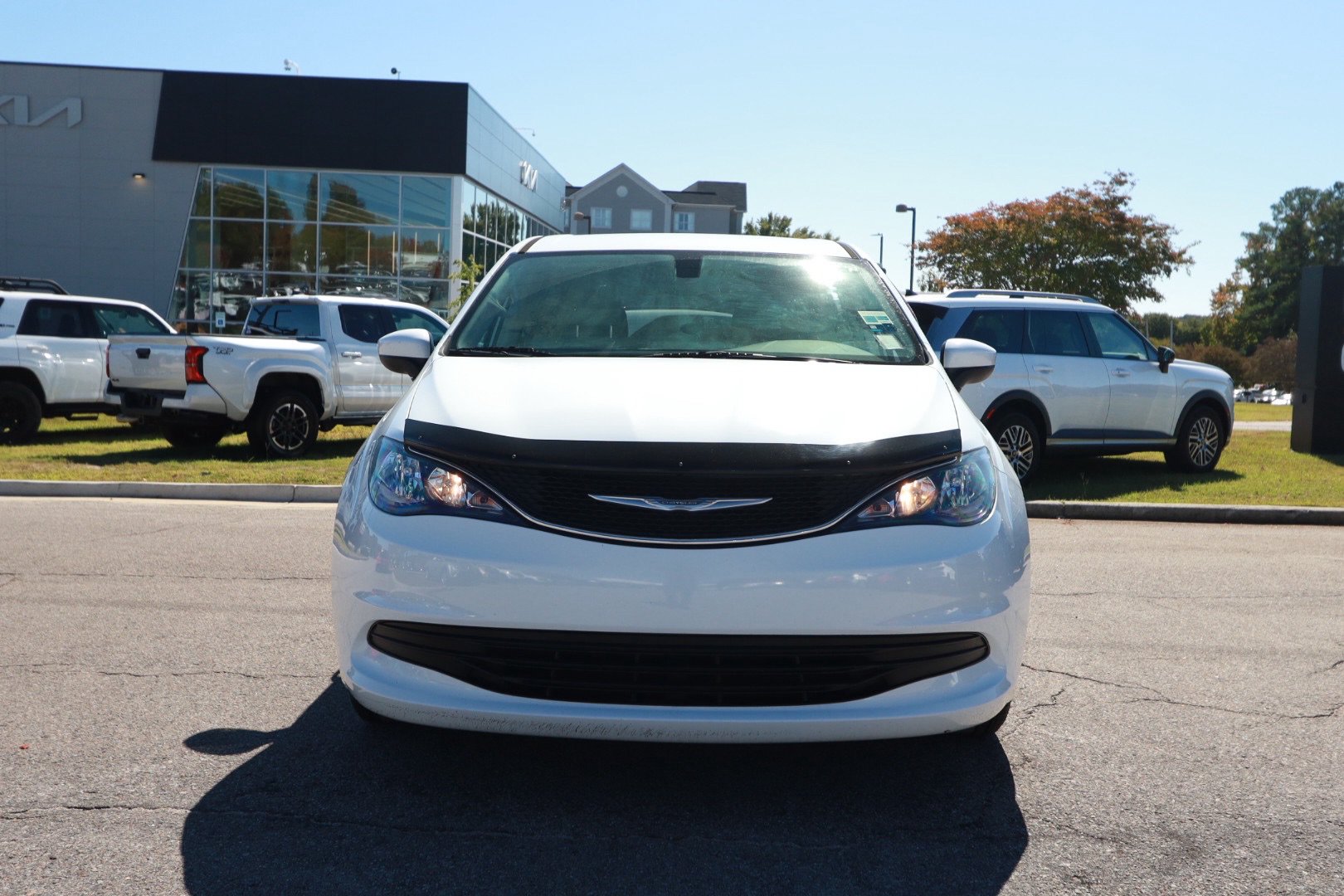 Used 2017 Chrysler Pacifica Touring w/ Tire & Wheel Group FWD image 8
