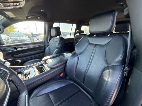 Used 2024 Jeep Wagoneer L Series II w/ Flexible Seating Group AWD/4WD image 17