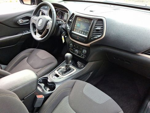Used 2017 Jeep Cherokee Latitude w/ Cold Weather Group image 12