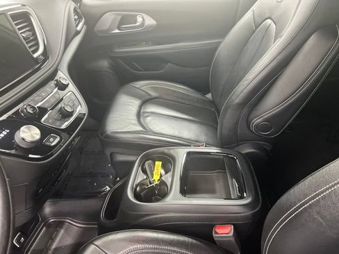 Used 2022 Chrysler Pacifica Touring-L w/ Uconnect Theater Family Group AWD/4WD image 18