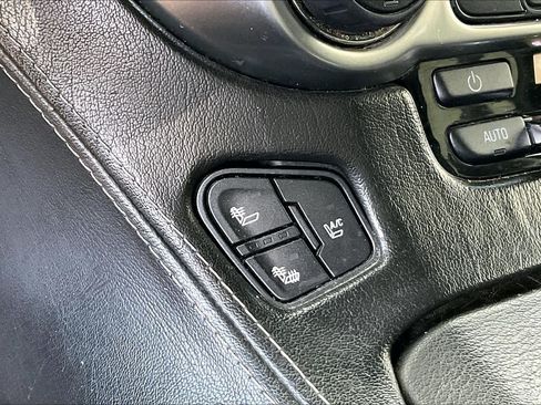 Used 2015 Chevrolet Suburban LTZ RWD image 23